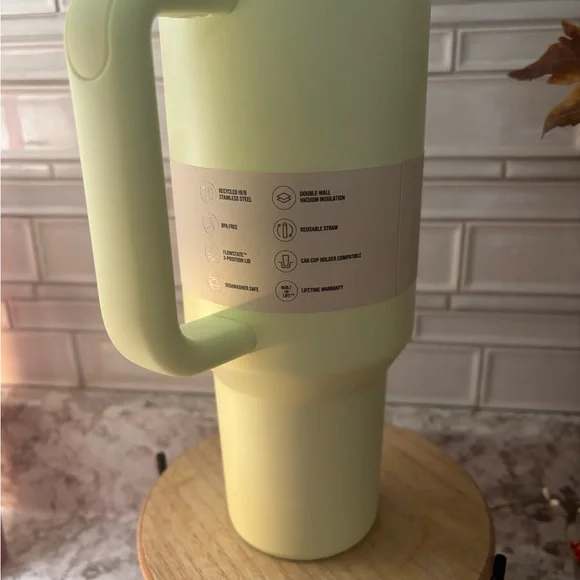 Stanley Quencher H2.0 Tumbler in light lime green - Picture 3 of 4